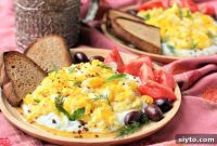 Çilbir Turkish Poached Eggs with Creamy Garlic Yogurt