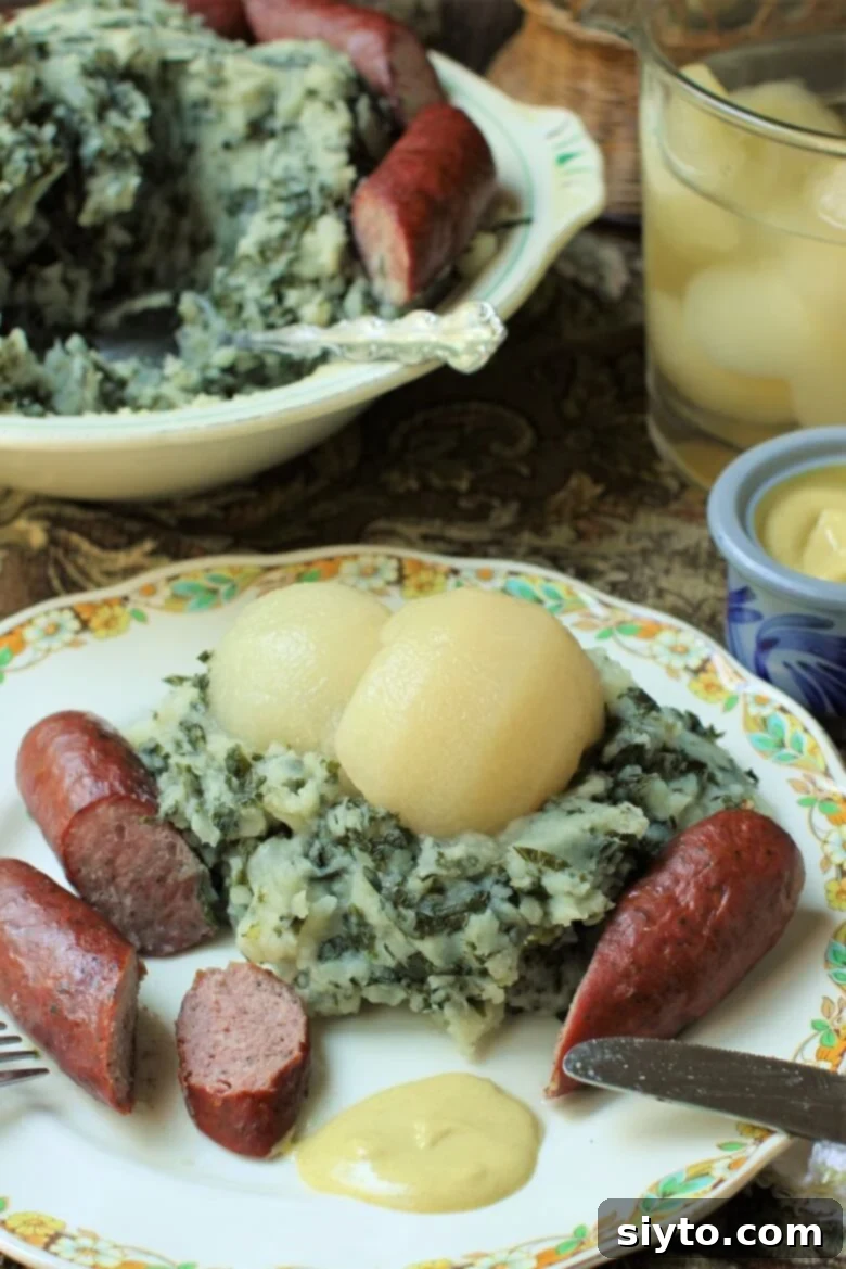 Boerenkool Stamppot The Heart of Dutch Comfort Food 2 A plate of traditional Dutch Boerenkool Stamppot, generously topped with glistening pear halves, served alongside savory smoked sausages and a dollop of mustard. It's a unique and flavorful comfort food.