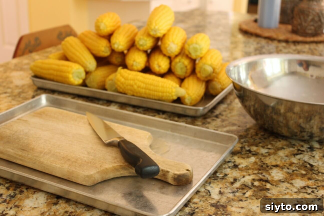 Mısır Nasıl Dondurulur? Koçanlı veya Tane Halinde Doğru Saklama Yöntemleri 8 wooden cutting board set into a cookie sheet, ready for cutting kernels