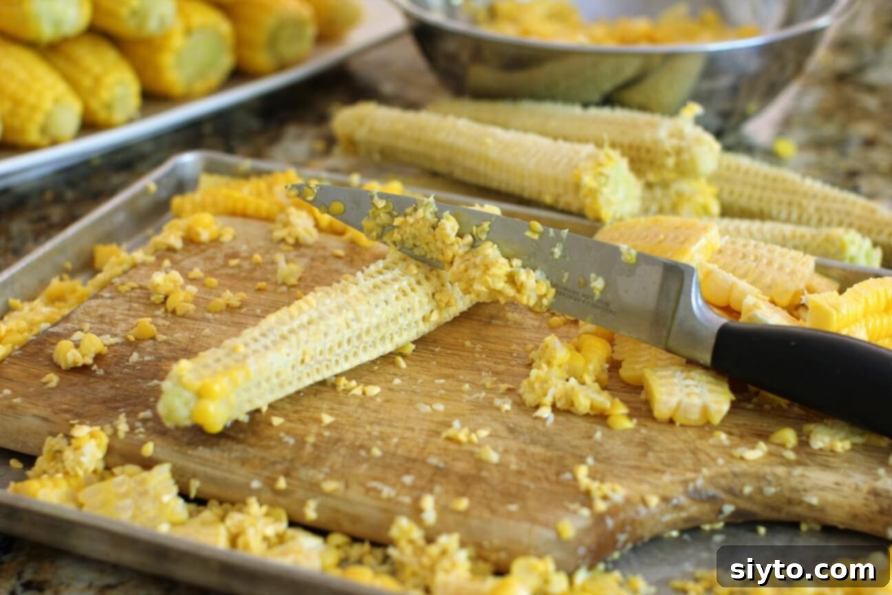 Mısır Nasıl Dondurulur? Koçanlı veya Tane Halinde Doğru Saklama Yöntemleri 10 scraping the milky pulp off the cob with the back of the knife